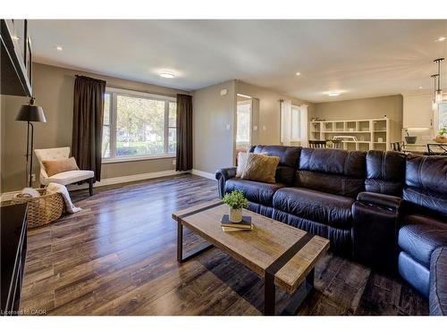 127 Jansen Avenue, Kitchener, ON - Indoor Photo Showing Living Room