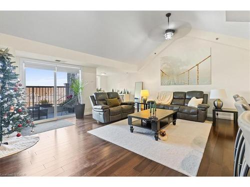 301-345 Fisher Mills Road, Cambridge, ON - Indoor Photo Showing Living Room