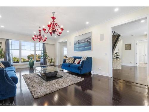 1073 N Service Road, Hamilton, ON - Indoor Photo Showing Living Room