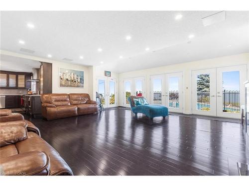 1073 N Service Road, Hamilton, ON - Indoor Photo Showing Living Room
