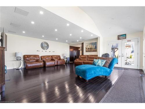 1073 N Service Road, Hamilton, ON - Indoor Photo Showing Living Room
