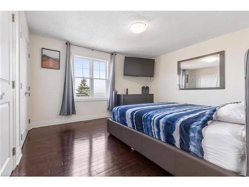 1073 N Service Road, Hamilton, ON - Indoor Photo Showing Bedroom