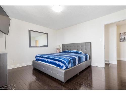 1073 N Service Road, Hamilton, ON - Indoor Photo Showing Bedroom