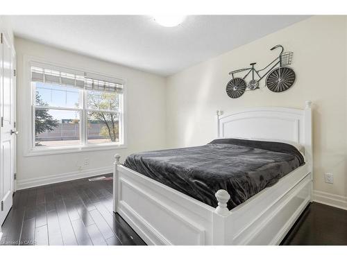 1073 N Service Road, Hamilton, ON - Indoor Photo Showing Bedroom