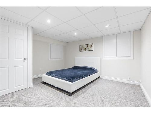 1073 N Service Road, Hamilton, ON - Indoor Photo Showing Bedroom