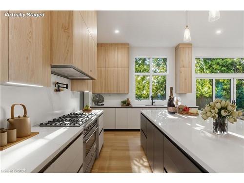135 Secord Lane, Burlington, ON - Indoor Photo Showing Kitchen With Upgraded Kitchen