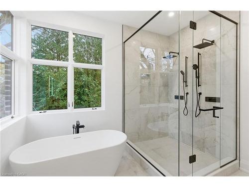 135 Secord Lane, Burlington, ON - Indoor Photo Showing Bathroom