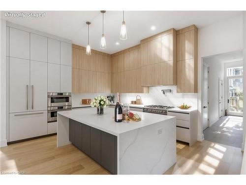 135 Secord Lane, Burlington, ON - Indoor Photo Showing Kitchen With Upgraded Kitchen
