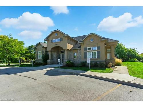 305-1490 Bishops Gate  Oakville, ON L6M 4N3