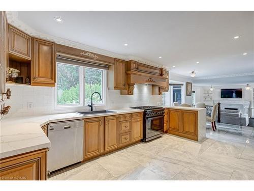 28 Stonegate Drive, Hamilton, ON - Indoor Photo Showing Kitchen