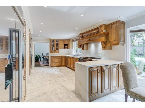 28 Stonegate Drive, Hamilton, ON - Indoor Photo Showing Kitchen