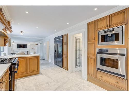 28 Stonegate Drive, Hamilton, ON - Indoor Photo Showing Kitchen