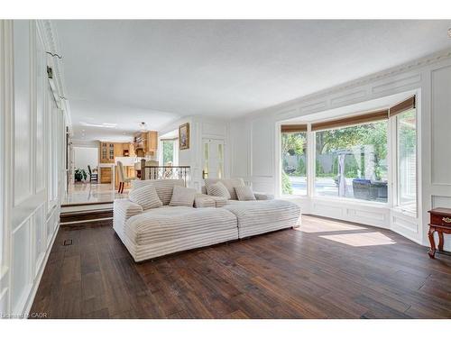 28 Stonegate Drive, Hamilton, ON - Indoor Photo Showing Living Room