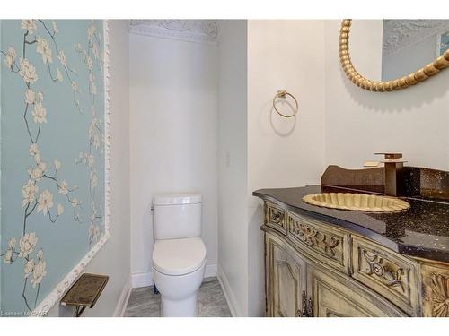 28 Stonegate Drive, Hamilton, ON - Indoor Photo Showing Bathroom