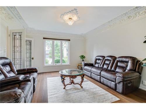 28 Stonegate Drive, Hamilton, ON - Indoor Photo Showing Living Room
