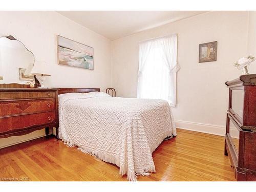86 Dromore Crescent, Hamilton, ON - Indoor Photo Showing Bedroom
