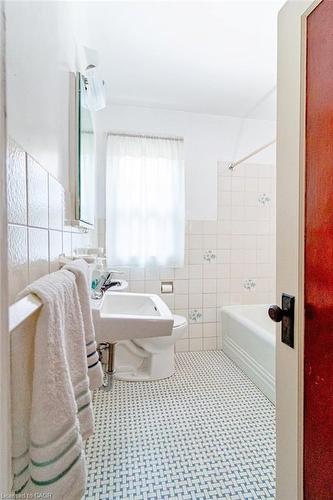 86 Dromore Crescent, Hamilton, ON - Indoor Photo Showing Bathroom