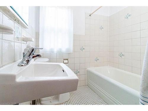 86 Dromore Crescent, Hamilton, ON - Indoor Photo Showing Bathroom