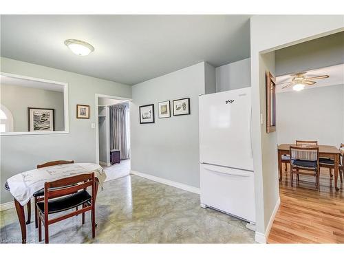 1324 Consort Crescent, Burlington, ON - Indoor Photo Showing Dining Room