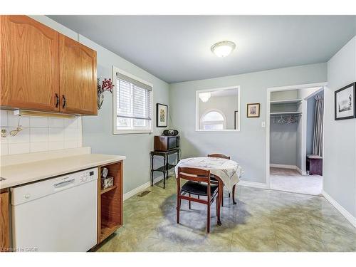 1324 Consort Crescent, Burlington, ON - Indoor Photo Showing Kitchen