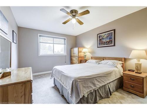 1324 Consort Crescent, Burlington, ON - Indoor Photo Showing Bedroom