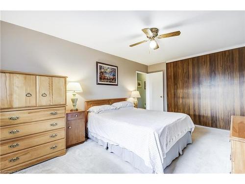 1324 Consort Crescent, Burlington, ON - Indoor Photo Showing Bedroom