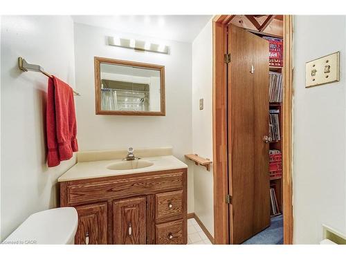 1324 Consort Crescent, Burlington, ON - Indoor Photo Showing Bathroom