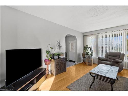 68 Hixon Road, Hamilton, ON - Indoor Photo Showing Living Room