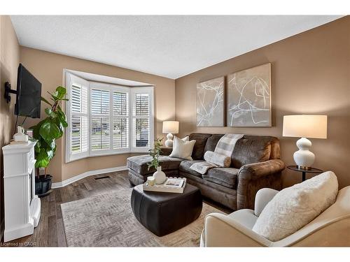 90 Sandra Crescent, Grimsby, ON - Indoor Photo Showing Living Room