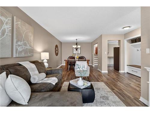 90 Sandra Crescent, Grimsby, ON - Indoor Photo Showing Living Room