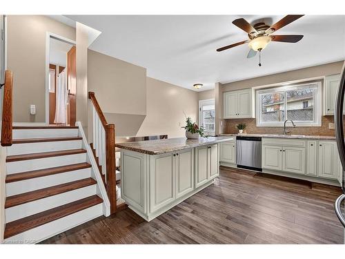 90 Sandra Crescent, Grimsby, ON - Indoor Photo Showing Kitchen