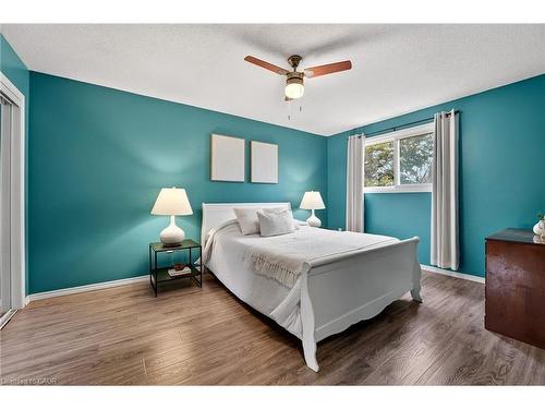 90 Sandra Crescent, Grimsby, ON - Indoor Photo Showing Bedroom