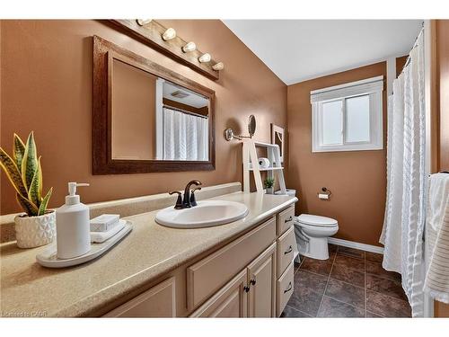 90 Sandra Crescent, Grimsby, ON - Indoor Photo Showing Bathroom