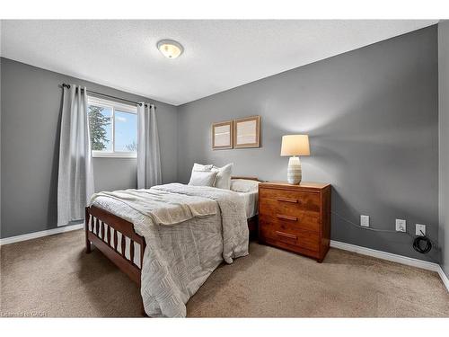 90 Sandra Crescent, Grimsby, ON - Indoor Photo Showing Bedroom