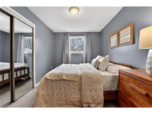 90 Sandra Crescent, Grimsby, ON - Indoor Photo Showing Bedroom