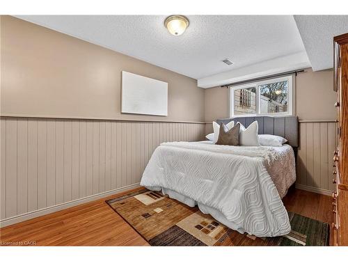 90 Sandra Crescent, Grimsby, ON - Indoor Photo Showing Bedroom