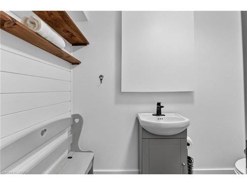 90 Sandra Crescent, Grimsby, ON - Indoor Photo Showing Bathroom