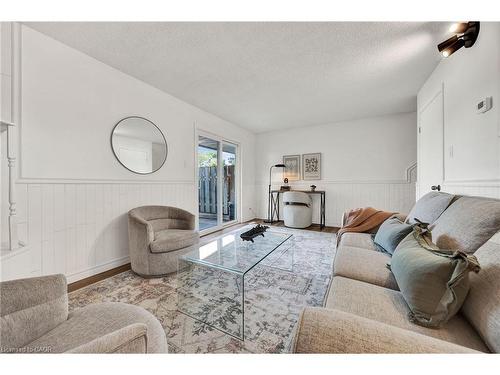 A-314 Bluevale Street N, Waterloo, ON - Indoor Photo Showing Living Room