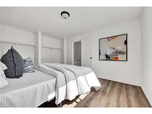 A-314 Bluevale Street N, Waterloo, ON - Indoor Photo Showing Bedroom