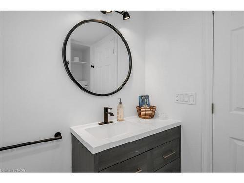 Lower-22 Macoomb Drive, Welland, ON - Indoor Photo Showing Bathroom