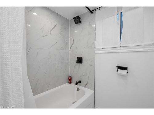 Lower-22 Macoomb Drive, Welland, ON - Indoor Photo Showing Bathroom