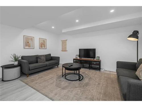 Lower-22 Macoomb Drive, Welland, ON - Indoor Photo Showing Living Room