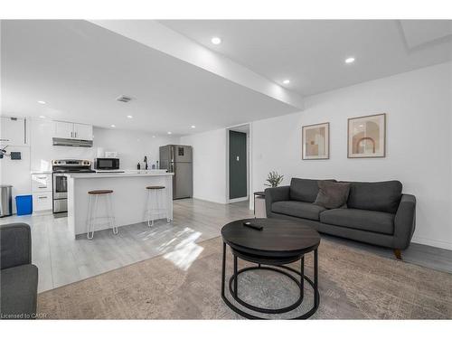 Lower-22 Macoomb Drive, Welland, ON - Indoor Photo Showing Living Room