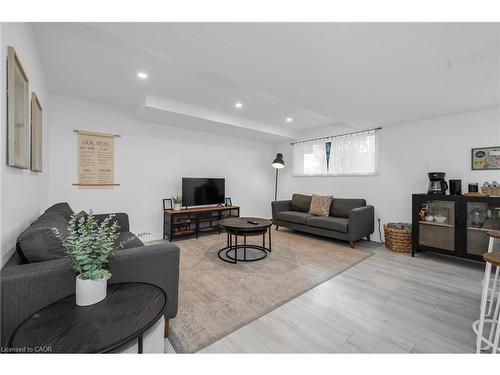 Lower-22 Macoomb Drive, Welland, ON - Indoor Photo Showing Living Room