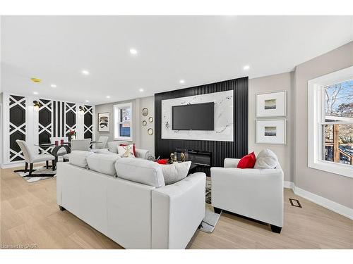 26 Martin Road, Hamilton, ON - Indoor Photo Showing Living Room
