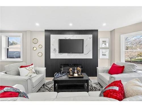 26 Martin Road, Hamilton, ON - Indoor Photo Showing Living Room