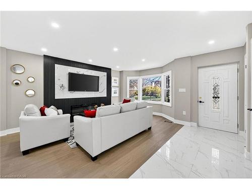 26 Martin Road, Hamilton, ON - Indoor Photo Showing Living Room