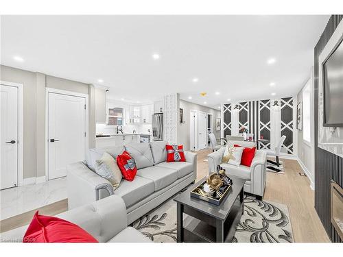 26 Martin Road, Hamilton, ON - Indoor Photo Showing Living Room