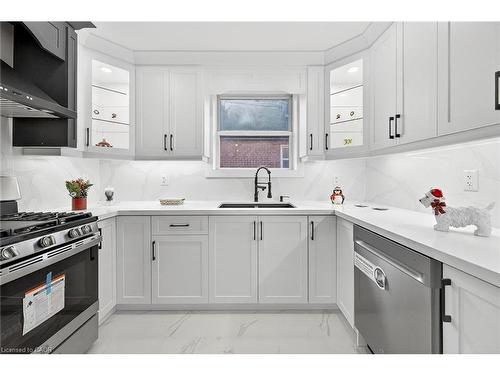 26 Martin Road, Hamilton, ON - Indoor Photo Showing Kitchen With Upgraded Kitchen