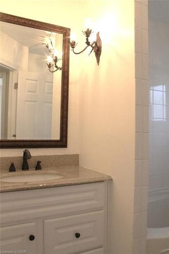15 Springer Avenue, Hamilton, ON - Indoor Photo Showing Bathroom